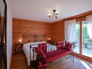 3 bedrooms, desk, WiFi