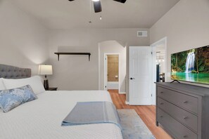 2 slaapkamers, een bureau, een strijkplank/strijkijzer, wifi