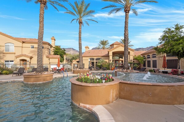 A heated pool - Gated Condo Long Stay in the Heart of Ventana Canyon! (Tucson)