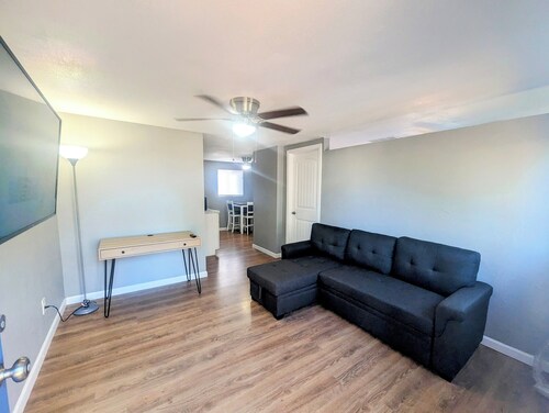 Cozy Guest House Close To Air Base