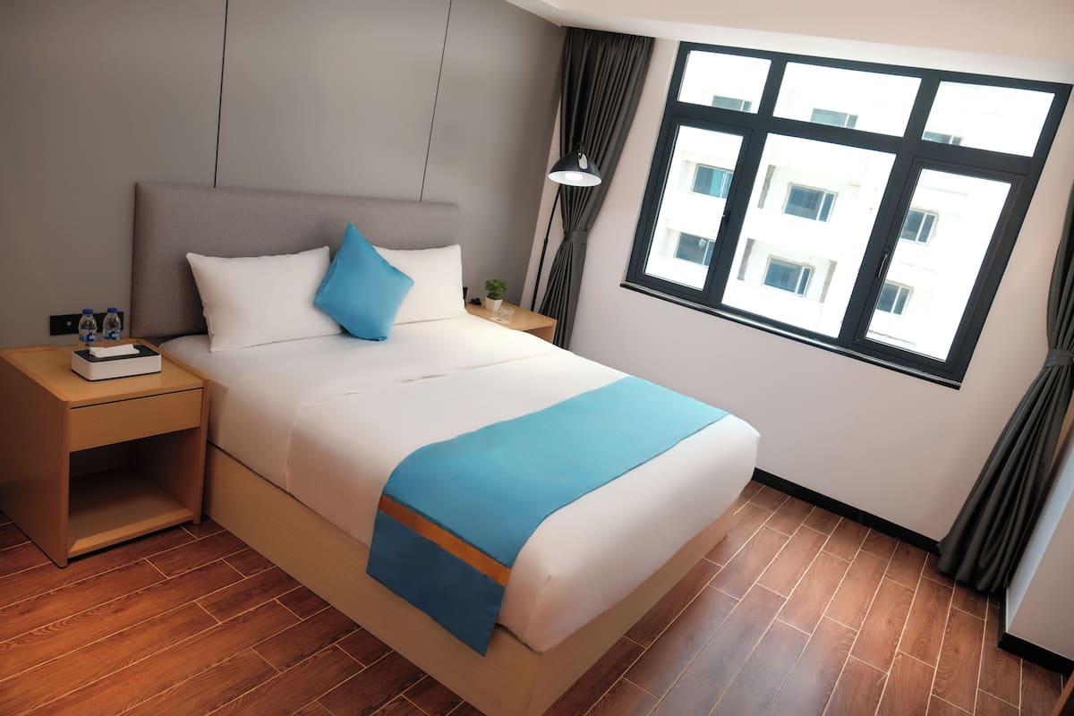 Business Suite | 1 bedroom, down comforters, pillowtop beds, individually decorated