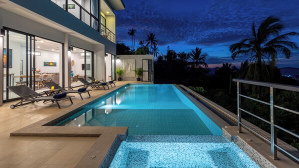 Una piscina al aire libre