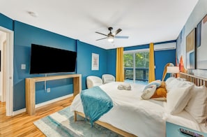 5 habitaciones, escritorio y tabla de planchar con plancha