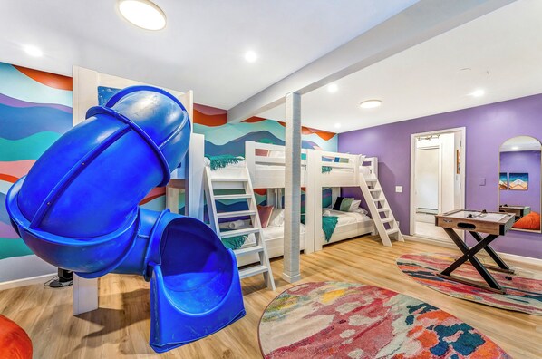 5 bedrooms, desk, iron/ironing board, travel crib