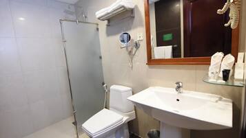 Hiustenkuivaaja, tohvelit, pyyhkeet, saippua