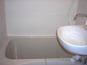 Sèche-cheveux, serviettes fournies, savon, shampoing