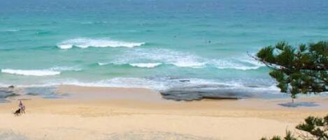 En la playa, camastros y toallas de playa