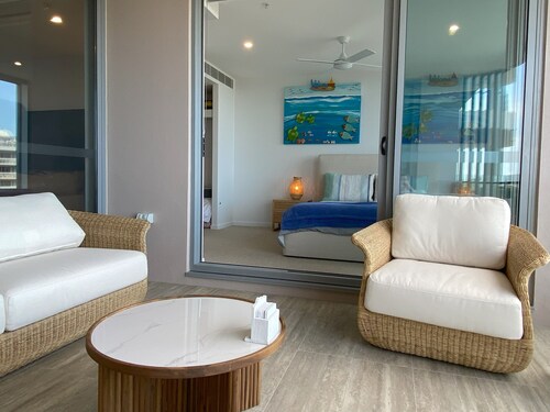 NEW BEACH Luxury 3B2B, OCEAN VIEWS! 250m to Buddina Beach!