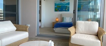 NEW BEACH Luxury 3B2B, OCEAN VIEWS! 250m to Buddina Beach!