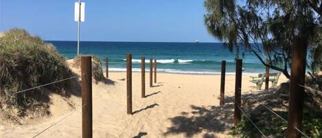 En la playa, camastros y toallas de playa