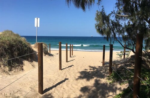 NEW BEACH Luxury 3B 2B unit - Ocean Views!  250m to Buddina Beach!