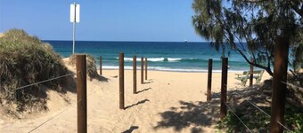 NEW BEACH Luxury 3B 2B unit - Ocean Views!  250m to Buddina Beach!
