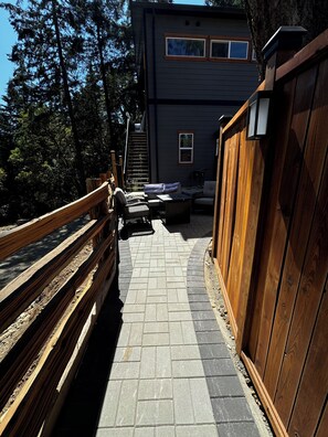 Property grounds - Unwind in the chic Highlands retreat surrounded by nature and amazing hiking (Victoria)