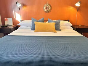 3 bedrooms, desk, iron/ironing board, travel crib - Stylish Family Suite - quiet, spacious, full kitchen, 3BR, sleep 8 (Calgary)
