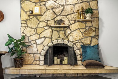 Urban Family Lodge- quiet, spacious, full kitchen, 3BR, sleep 8