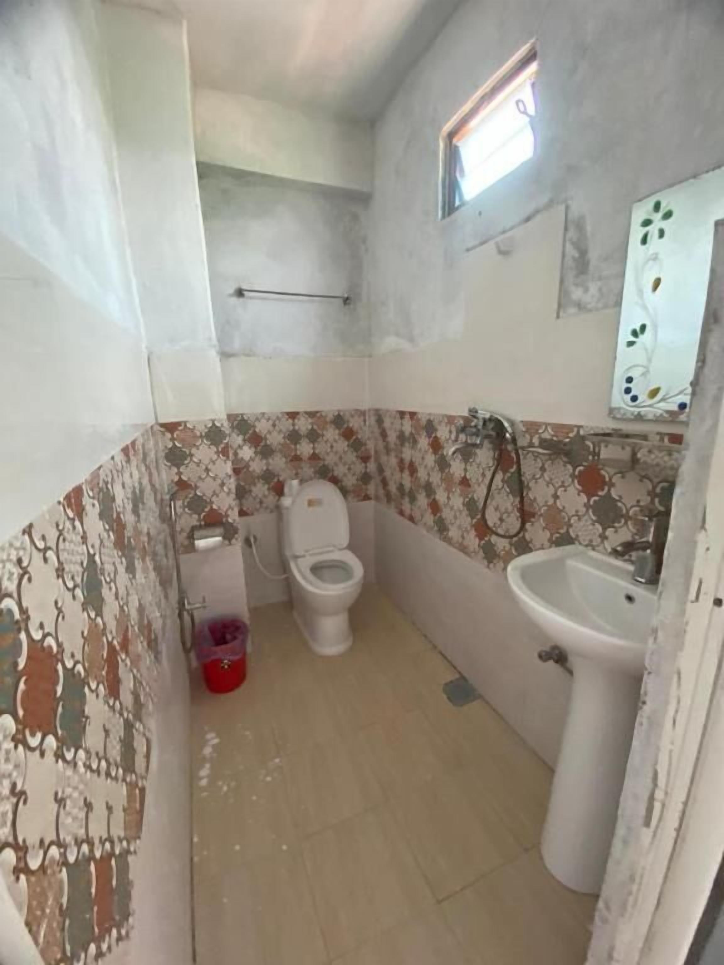 Ducha, secador de pelo, zapatillas y toallas