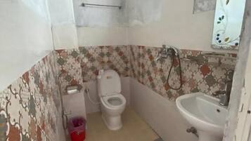 Ducha, secador de pelo, zapatillas y toallas