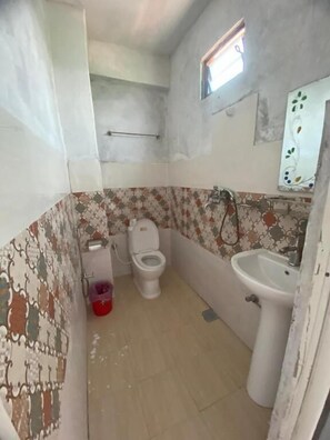 Shower, hair dryer, slippers, towels - Hong Qi Hotel (Sauraha)