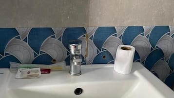 Suihku, hiustenkuivaaja, tohvelit, pyyhkeet