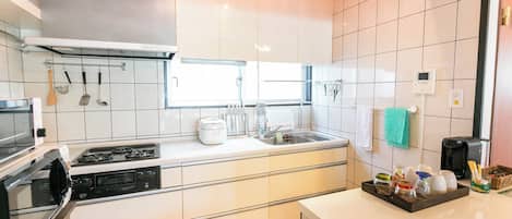 舒适公寓式客房 | 私人厨房 | 大冰箱、微波炉、炉灶、茶具/咖啡用具