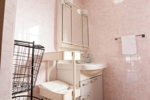 Apartamento Confort | Baño | Ducha y bañera combinadas, secador de pelo, zapatillas y toallas