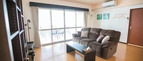 Comfort appartement | Woonruimte | Een 46-inch flatscreentelevisie met digitale zenders