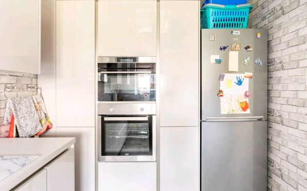 Refrigerador, microondas, horno, placa de cocina