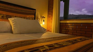 Habitación familiar con 2 camas individuales, vistas a la montaña | Edredones de plumas, decoración individual, mobiliario individual