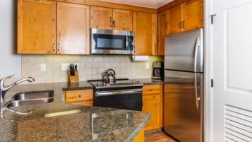 ثلاجة، ميكروويف، فرن، موقد طهي مسطح