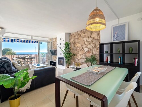 Apartment with sea views and parking 500m beach