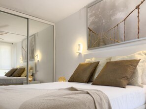 2 bedrooms, iron/ironing board, Internet, bed sheets - Apartment with sea views and parking 500m beach (Salou)