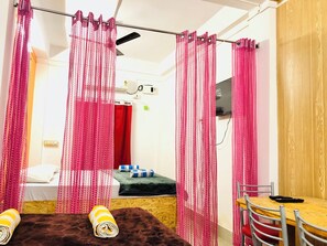 In-room safe, blackout drapes, soundproofing, free WiFi - Sea Pearl Homestay (Port Blair)