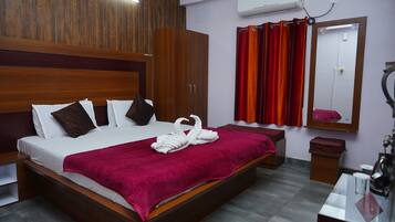 Quarto casal luxo, 1 cama King, vista para a cidade | 1 quarto, cofres nos quartos, cortinas blackout, quartos à prova de som