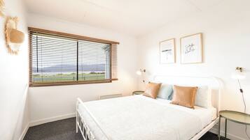 3 bedrooms, travel crib, WiFi, bed sheets