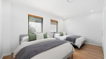 3 bedrooms, desk, iron/ironing board, travel cot