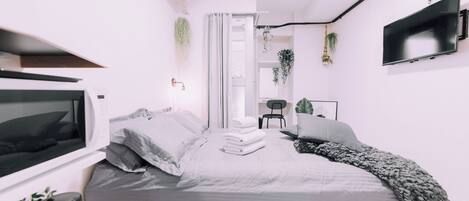 Appartement, 1 chambre, non-fumeur | 1 chambre, bureau, fer et planche à repasser