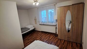 2 Schlafzimmer, Schreibtisch, Bügeleisen/Bügelbrett, Reisekinderbett