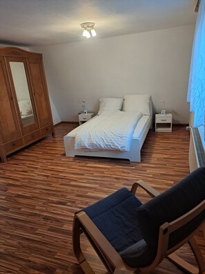 2 sovrum, skrivbord, strykjärn/strykbräda och resesäng