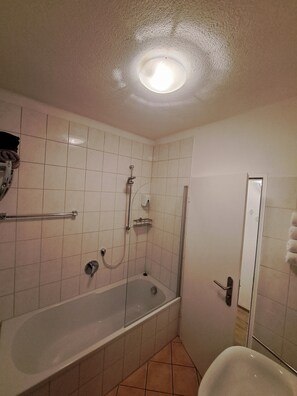 Free toiletries, hair dryer, towels, soap - Family House (Bibertal)
