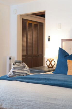 3 bedrooms, free WiFi, bed sheets - Iconic A-Frame with Hot Tub / Stargazing / King Bed / Pet Friendly near Sedona! (Lake Montezuma)