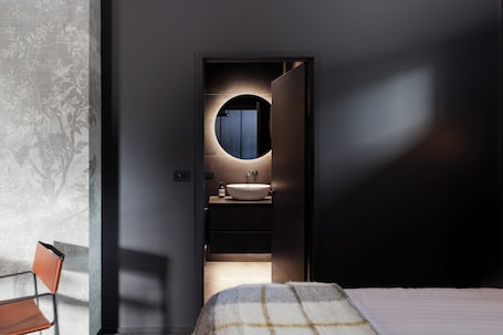 1 bedroom, iron/ironing board, WiFi, bed sheets. Boutique Apartment Close to all amenities - Welcome to Allure43