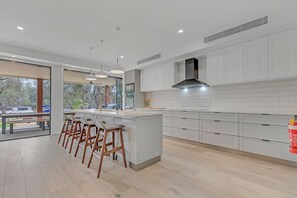 Microondas, horno, placa de cocina y lavavajillas