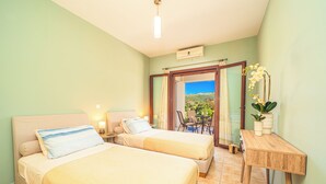 Une chambre d’hôtel avec deux lits, une table en bois et une vue sur l’extérieur.