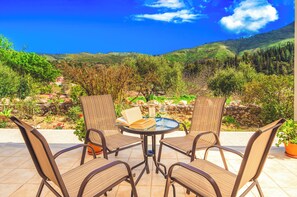 Outdoor dining - Charming 2 bedroom villa in Agia Eirini with WiFi , AC,  pool. Sleeps up to 6. (Agia Eirini)