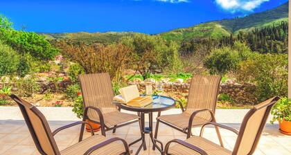 Charming 2 bedroom villa in Agia Eirini with WiFi , AC, pool. Sleeps up to 6.