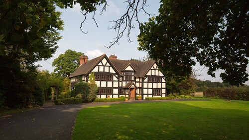 Tudor Manor - pet friendly with hot tub near Ombersley