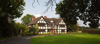 Tudor Manor - pet friendly with hot tub near Ombersley