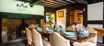 Tudor Manor - pet friendly with hot tub near Ombersley