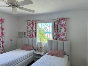 3 slaapkamers, een strijkplank/strijkijzer, wifi, beddengoed