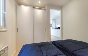 2 makuuhuonetta, vauvan matkasänky, vuodevaatteet